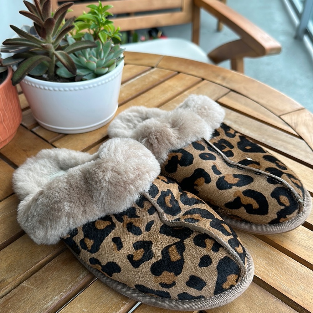 UGG women’s leopard print slippers (US size 7) ✨